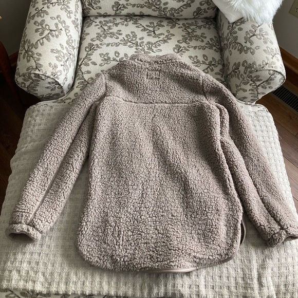 Women’s A & F Oversized Sherpa Taupe Gray Size Small NWOT - Picture 5 of 5